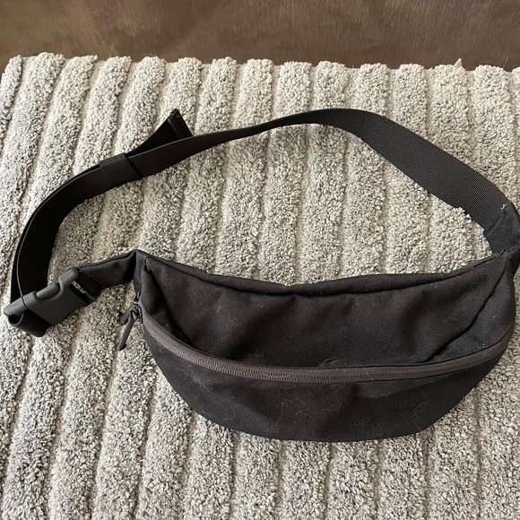 Everlane Handbags - Everlane Fanny Pack/Cross Body